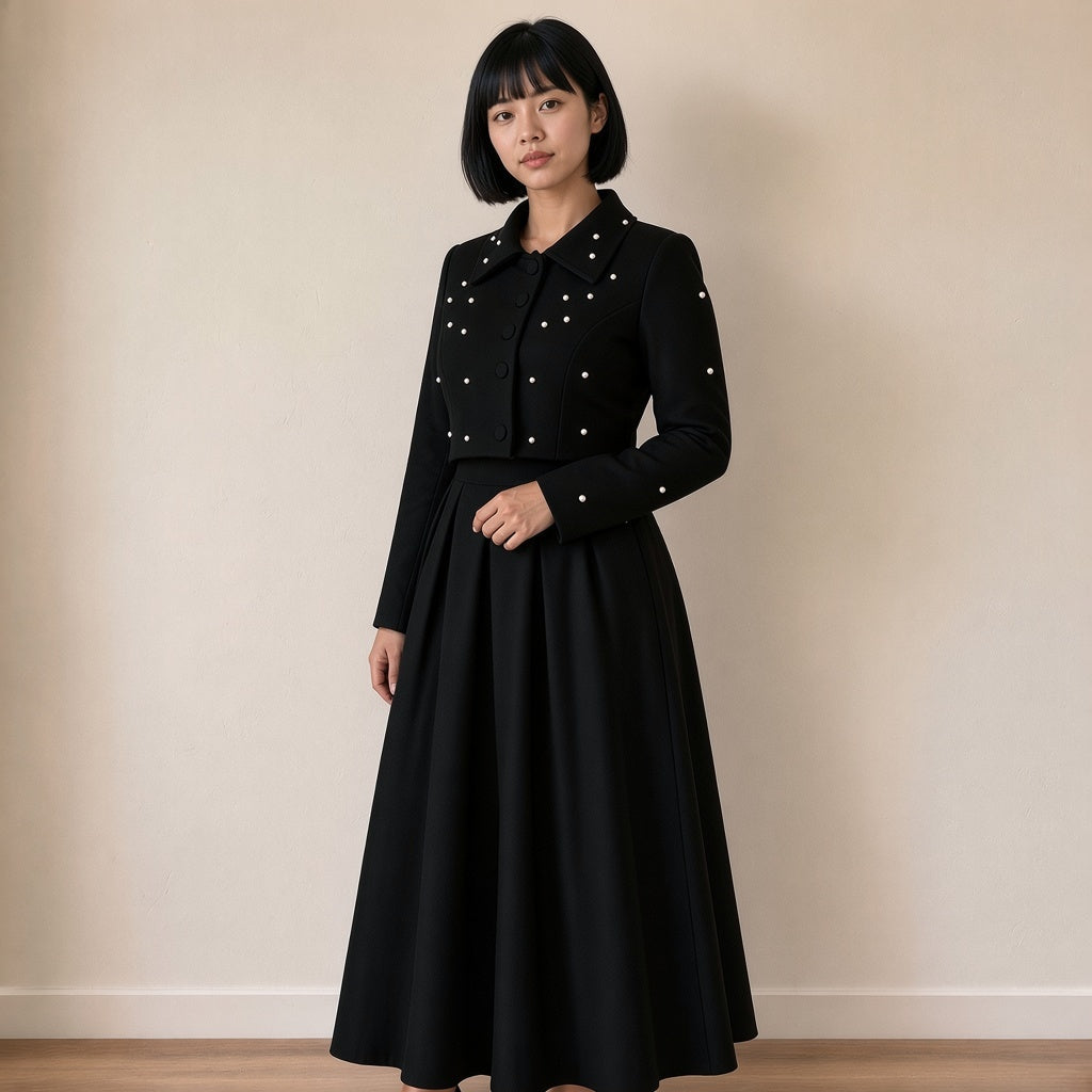 Ensemble veste courte perlée et jupe plissée taille haute, noir, vue de trois-quarts – SAKIWÉ