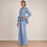 Ensemble veste en jean à basque et jean large, bleu jean, vue de trois quarts – SAKIWÉ