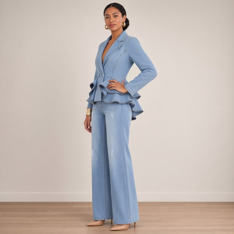 Ensemble veste en jean à basque et jean large, bleu jean, vue de trois quarts – SAKIWÉ