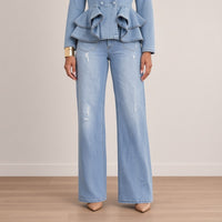 Ensemble veste en jean à basque et jean large, détail du jean large usé aux genoux – SAKIWÉ