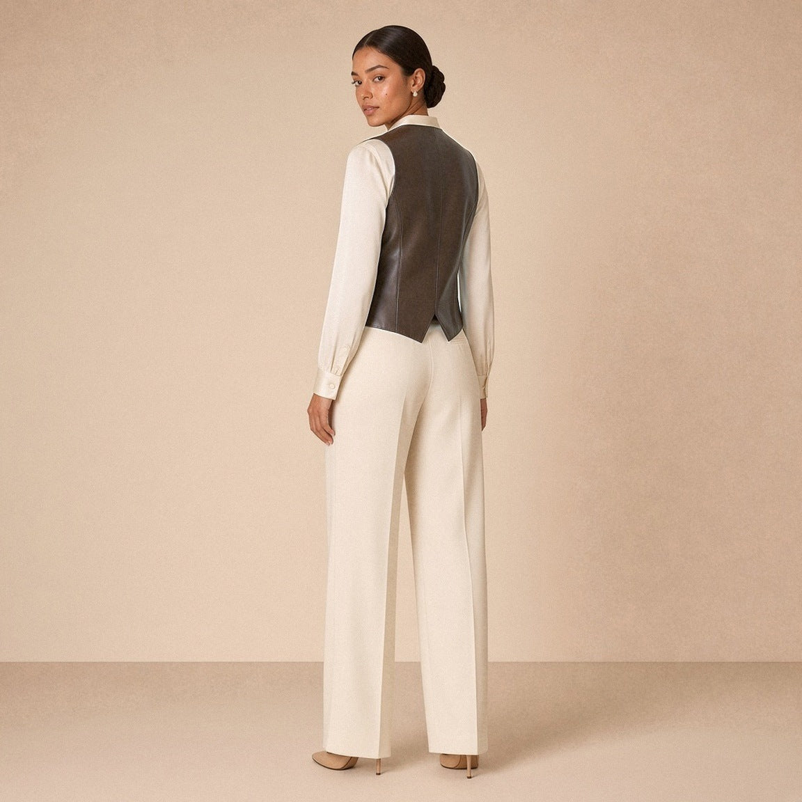 Gilet en cuir brun moka vu de dos, couture centrale et petite fente