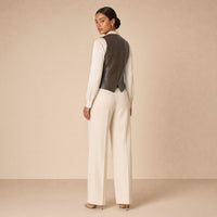 Gilet en cuir brun moka vu de dos, couture centrale et petite fente