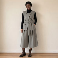 Gilet sans manches croisé ceinturé et pantacourt large, gris avoine, vue de face avec la ceinture nouée – SAKIWÉ