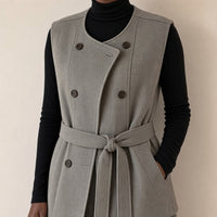 Gilet sans manches croisé ceinturé et pantacourt large, gris avoine, détail du boutonnage croisé et de la ceinture du gilet – SAKIWÉ