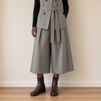 Gilet sans manches croisé ceinturé et pantacourt large, gris avoine, détail du pantacourt large à plis – SAKIWÉ