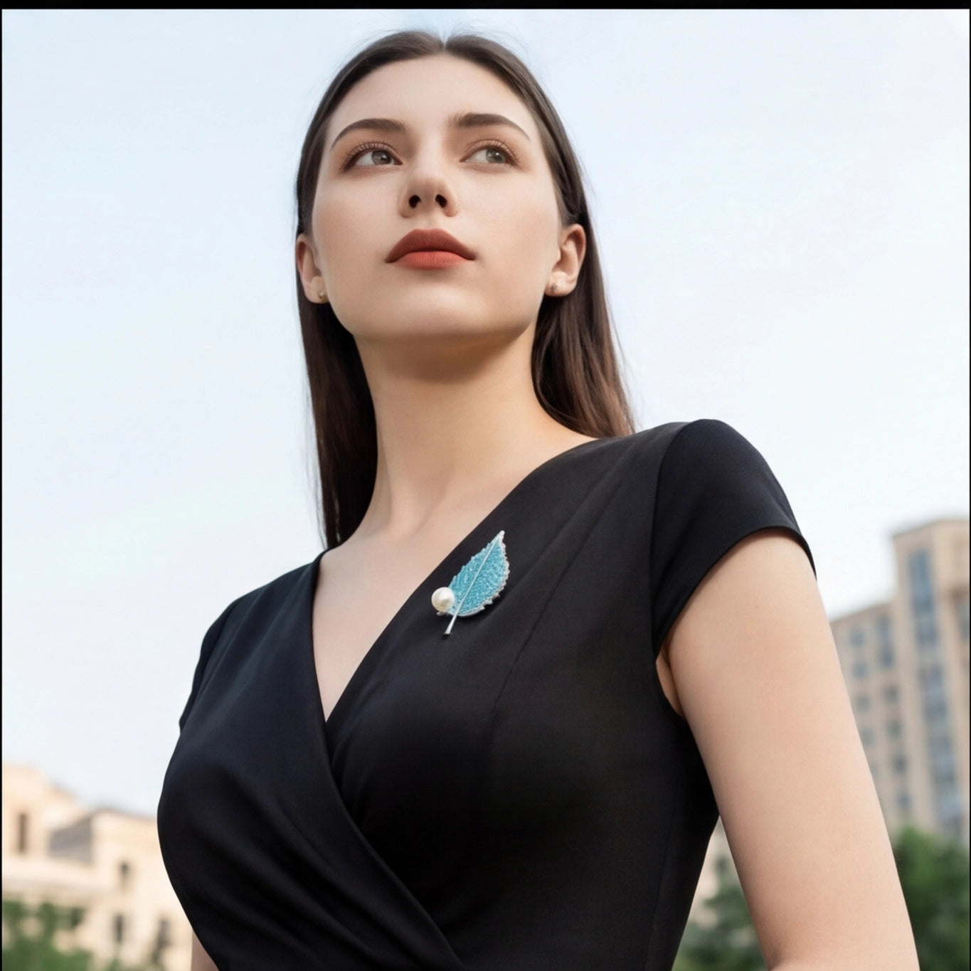 Broche Cuir Faite Main vue dos - Sakiwé