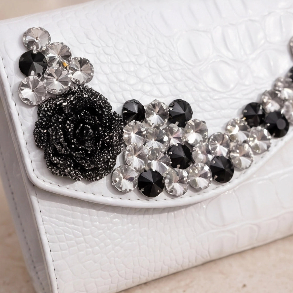 Pochette epurée vague à strass