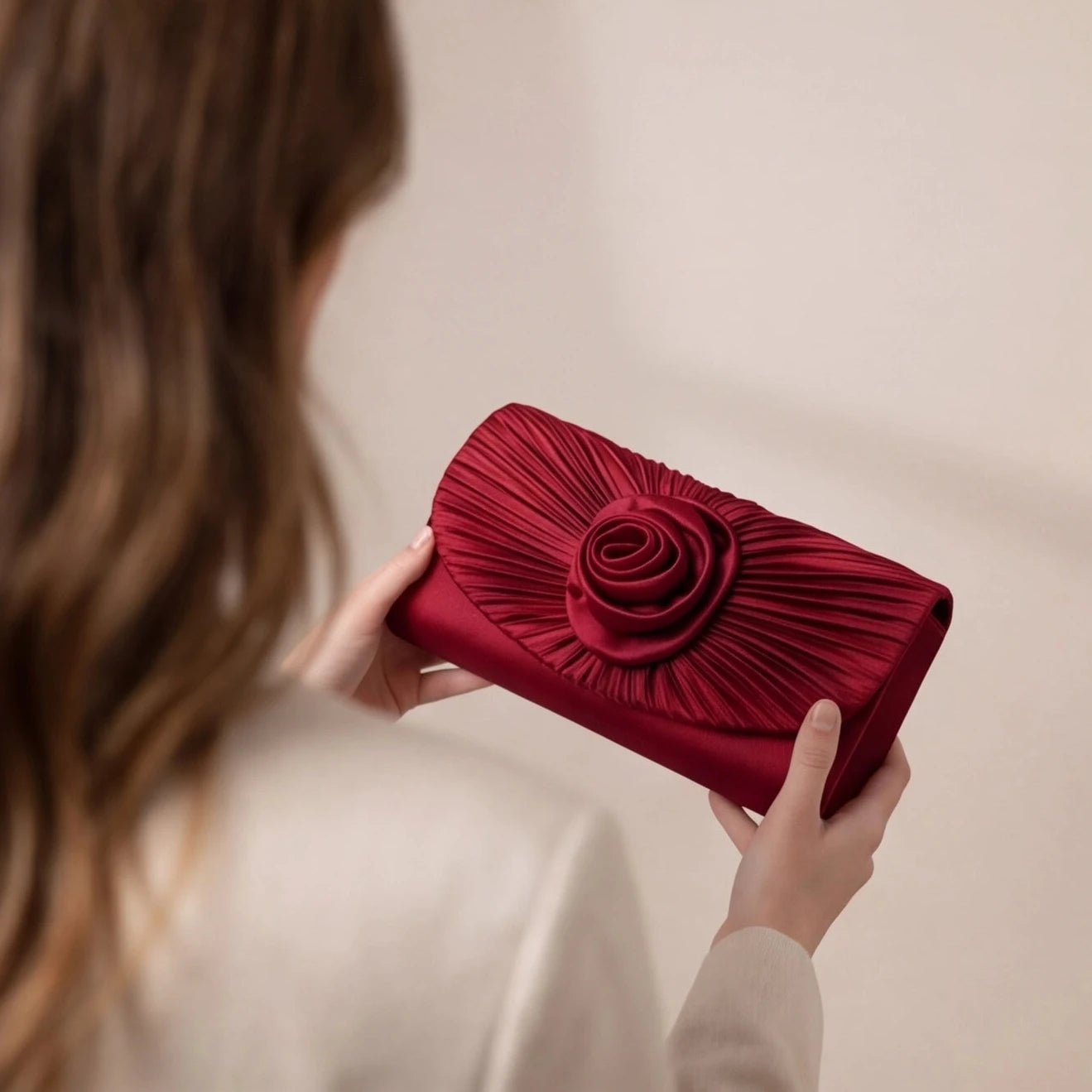 Plissierte Clutch in Schwarz und Rot mit Blumenmuster
