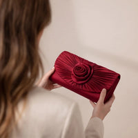 Plissierte Clutch in Schwarz und Rot mit Blumenmuster