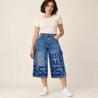 Jean 7/8 bleu cargo imprimé, pose de face mains dans les poches