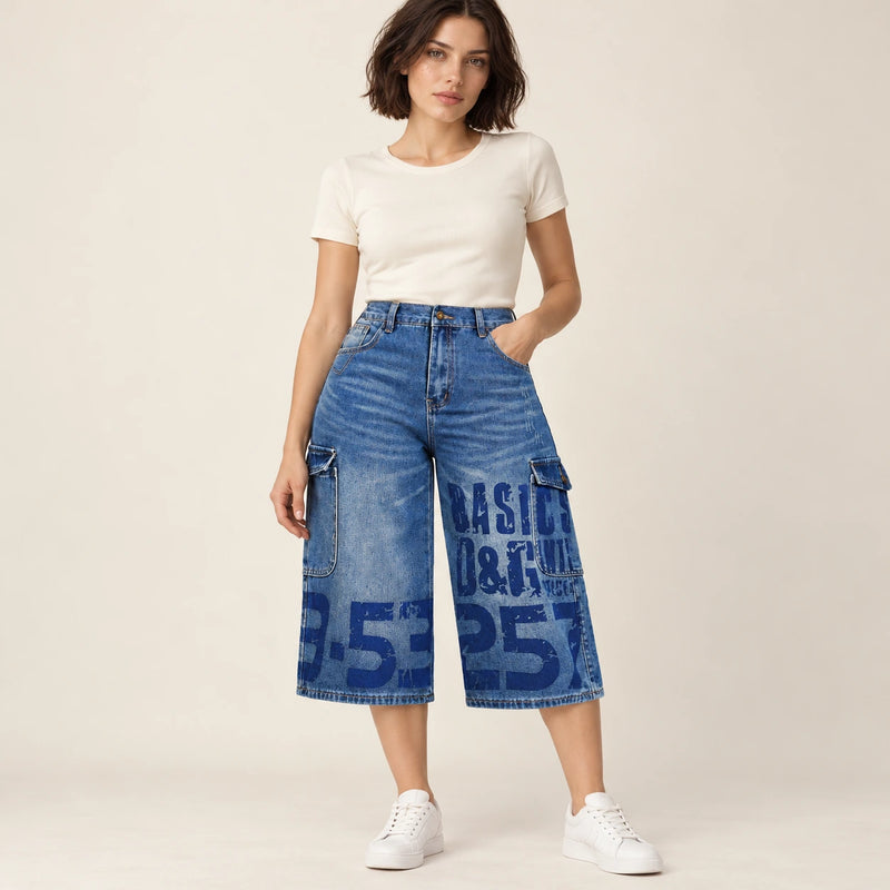 Jean 7/8 bleu cargo imprimé, pose de face mains dans les poches