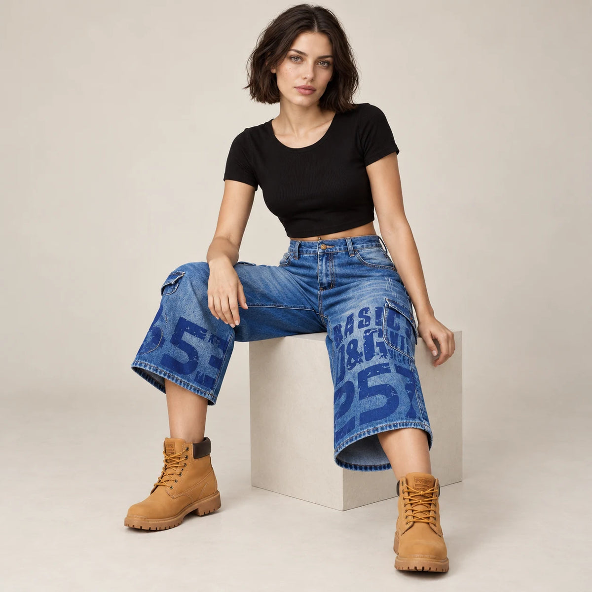 Jean 7/8 bleu cargo imprimé, mannequin assise en studio