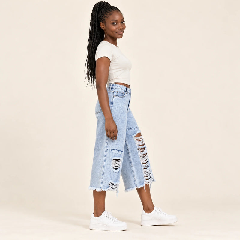 Jean 7/8 bleu déchiré à jambes larges, vue de profil