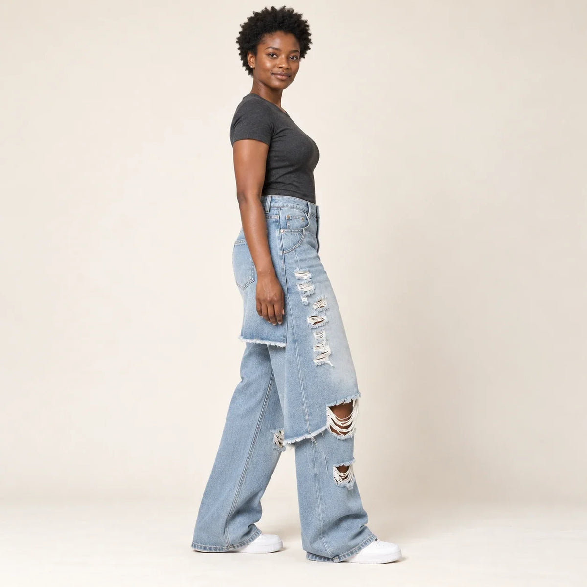 Jean ample bleu clair à panneau superposé, vue de profil