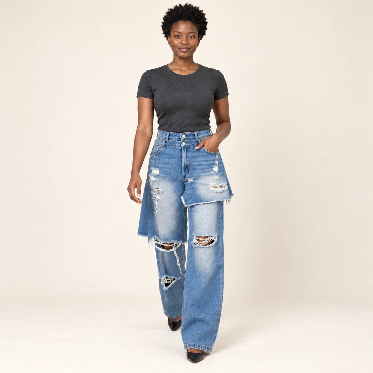 Jean ample bleu à panneau denim porté en marche