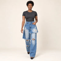 Jean ample bleu à panneau denim porté en marche