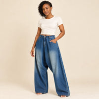 Jean baggy bleu délavé porté de trois quarts, jambes larges