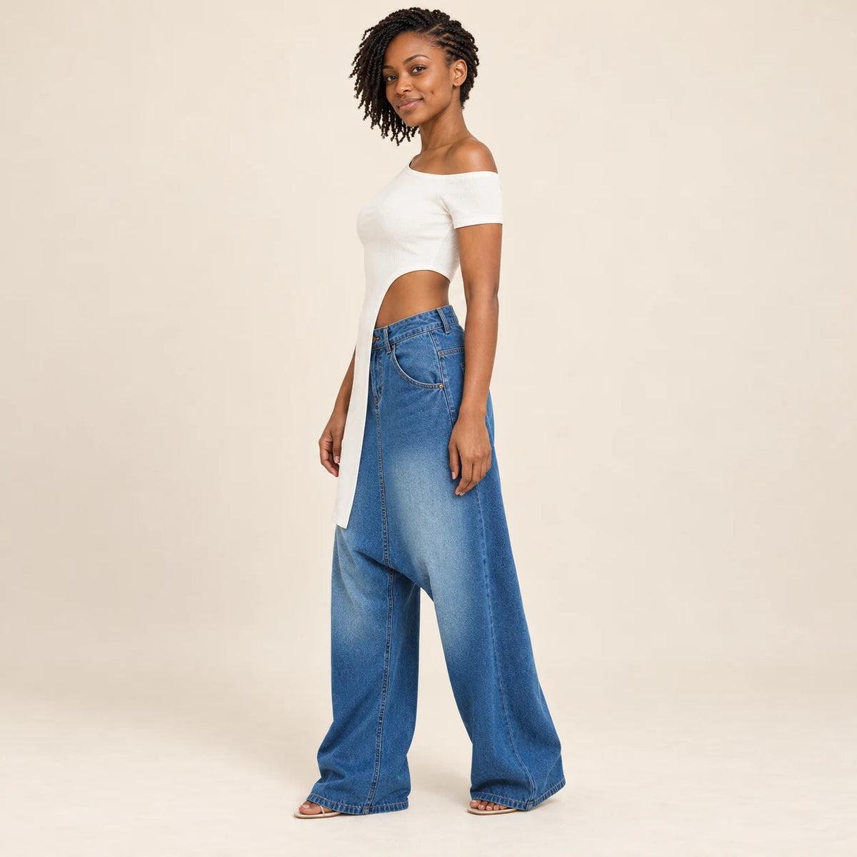 Profil du jean baggy bleu révélant sa fourche très basse