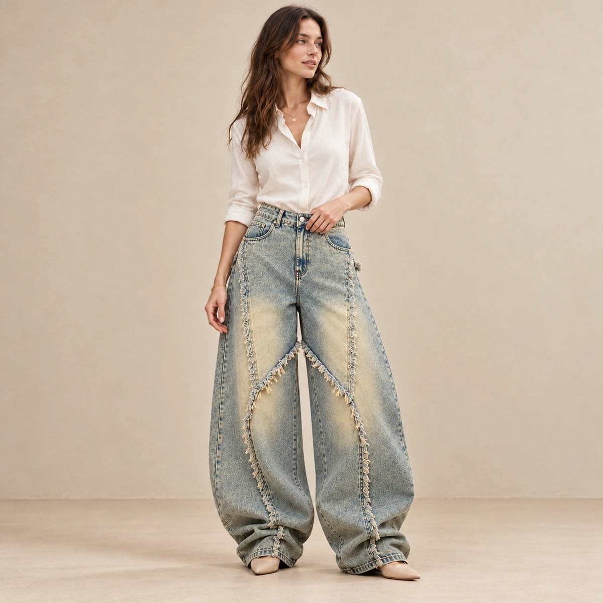 Jean baggy bleu vintage à coutures courbes effilochées, vue de face portée avec chemise ivoire