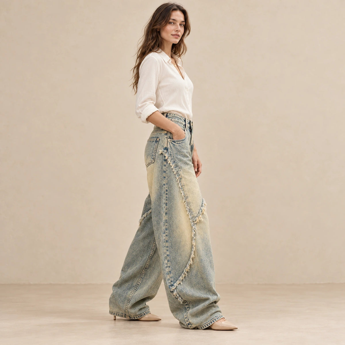 Jean baggy bleu vintage à coutures courbes effilochées, vue de profil