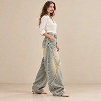 Jean baggy bleu vintage à coutures courbes effilochées, vue de profil