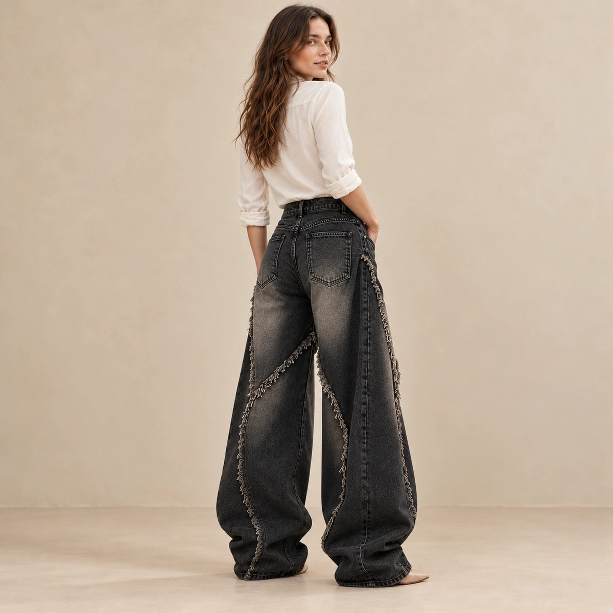 Jean baggy noir-gris vintage à coutures courbes effilochées, vue arrière avec poches