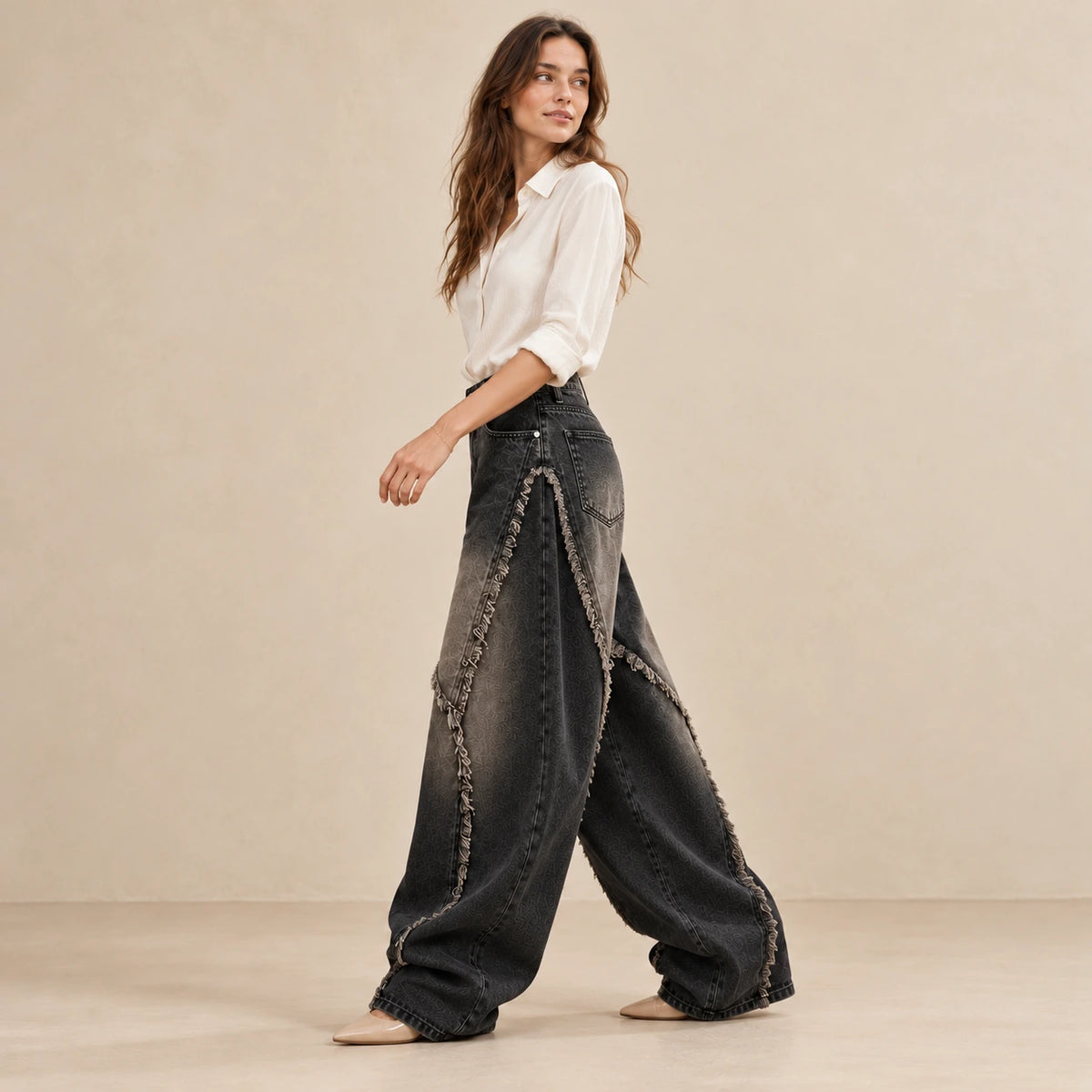 Jean baggy noir-gris vintage à coutures courbes effilochées, vue de profil
