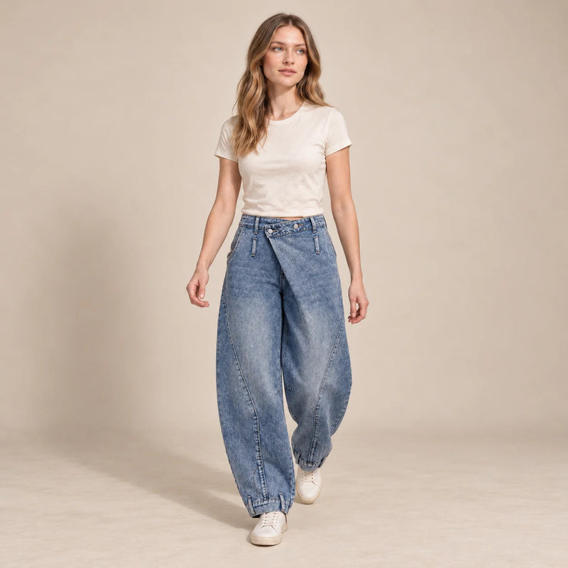 Jean ballon bleu à taille asymétrique porté en marche