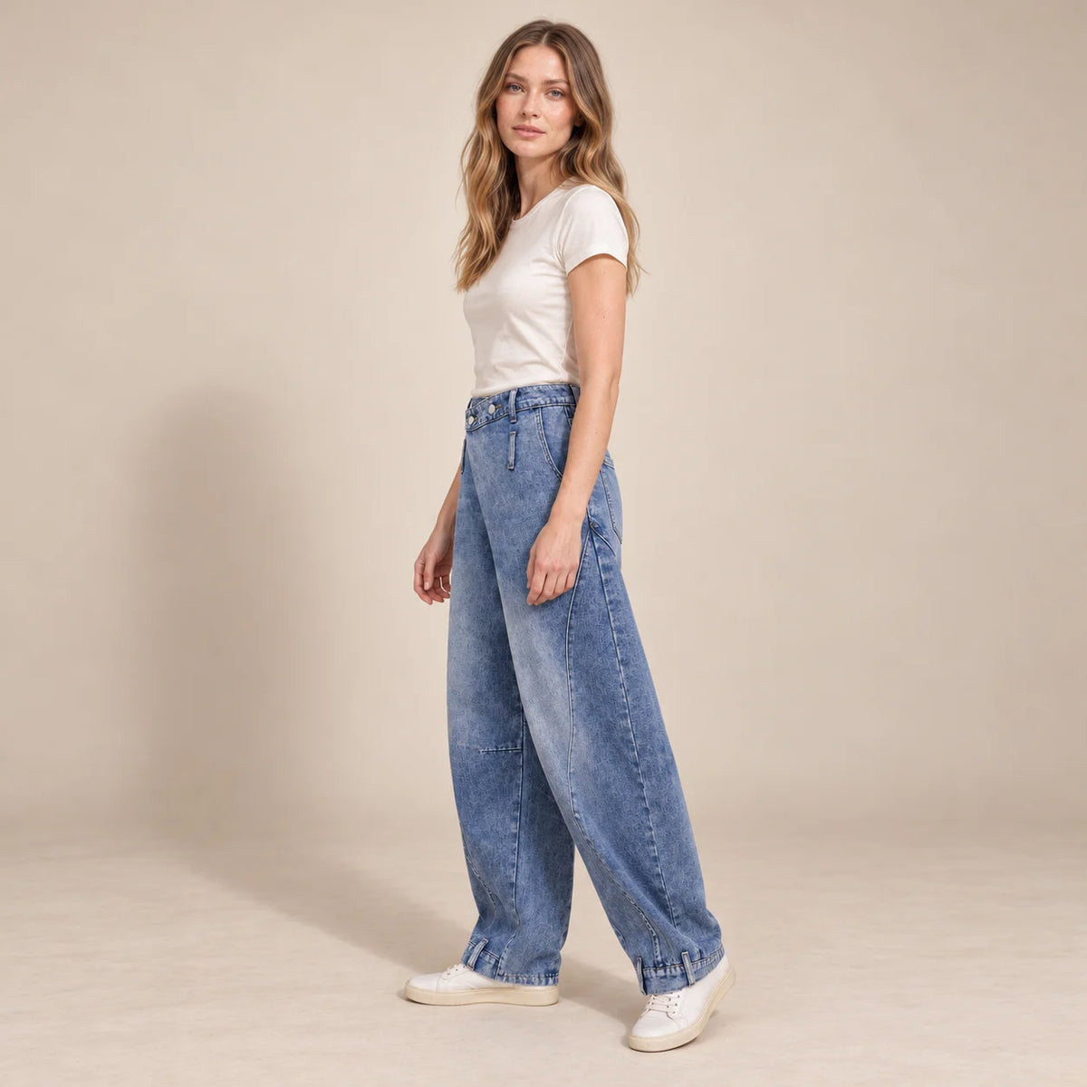 Jean ballon bleu à taille asymétrique, vue de profil