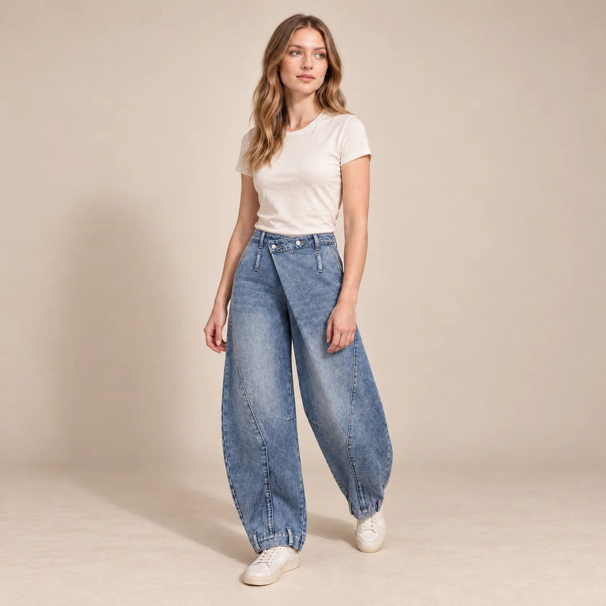 Jean ballon bleu à taille asymétrique, vue de trois quarts