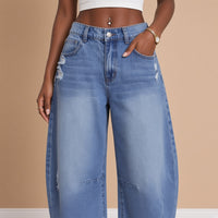 Détail des effets usés et de la taille du jean barrel bleu – SAKIWÉ