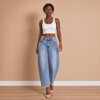 Jean barrel bleu clair porté en marchant – SAKIWÉ