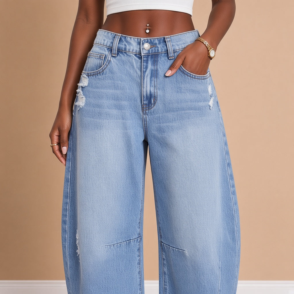 Détail des effets usés et de la taille du jean barrel bleu clair – SAKIWÉ
