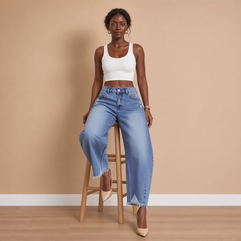 Jean barrel bleu, assise sur un tabouret – SAKIWÉ