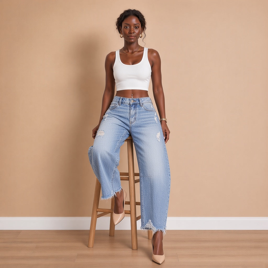 Jean barrel bleu clair, assise sur un tabouret – SAKIWÉ