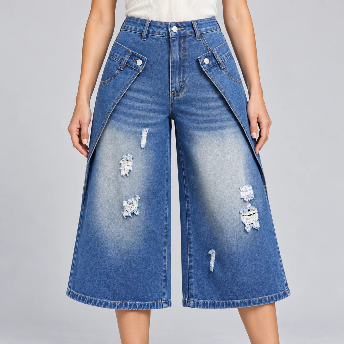 Détail des poches à rabat boutonnées et du denim déchiré