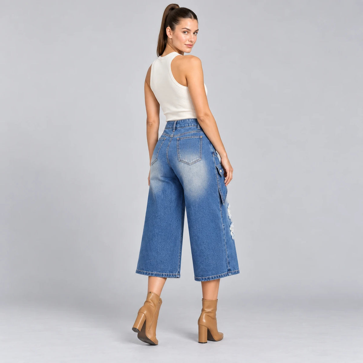 Vue arriére du jean capri bleu à jambes larges