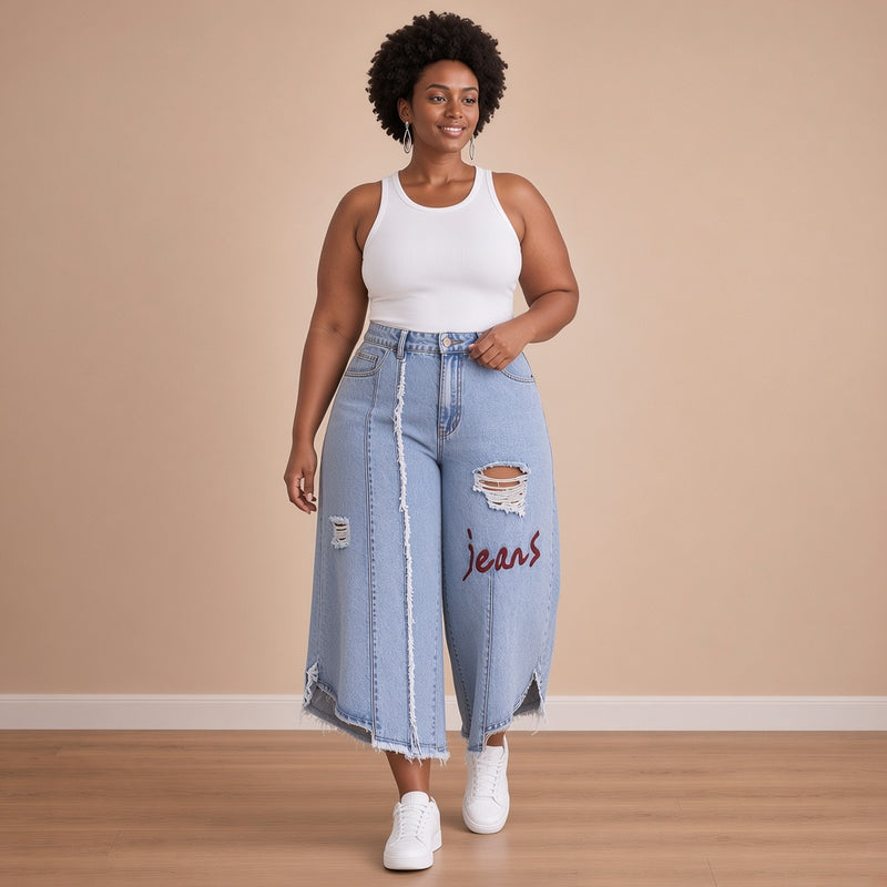 Jean capri à déchirures et inscription, porté en marchant