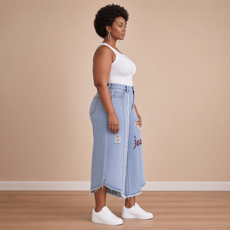 Jean capri à déchirures et inscription, vue de profil