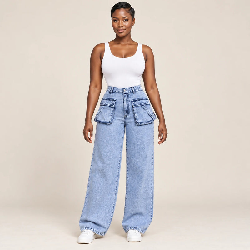 Jean cargo bleu clair taille haute à grandes poches, vue de face sur mannequin SAKIWÉ