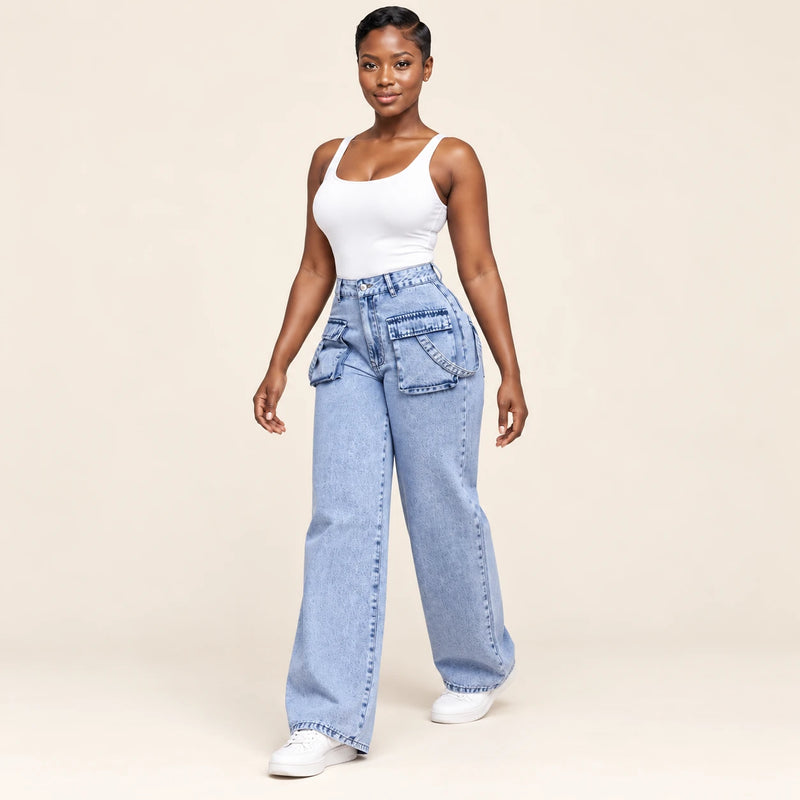 Jean cargo bleu clair ample avec poches latérales, vue trois quarts