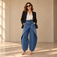 Jean cargo bleu porté avec veste noire, lunettes et sac