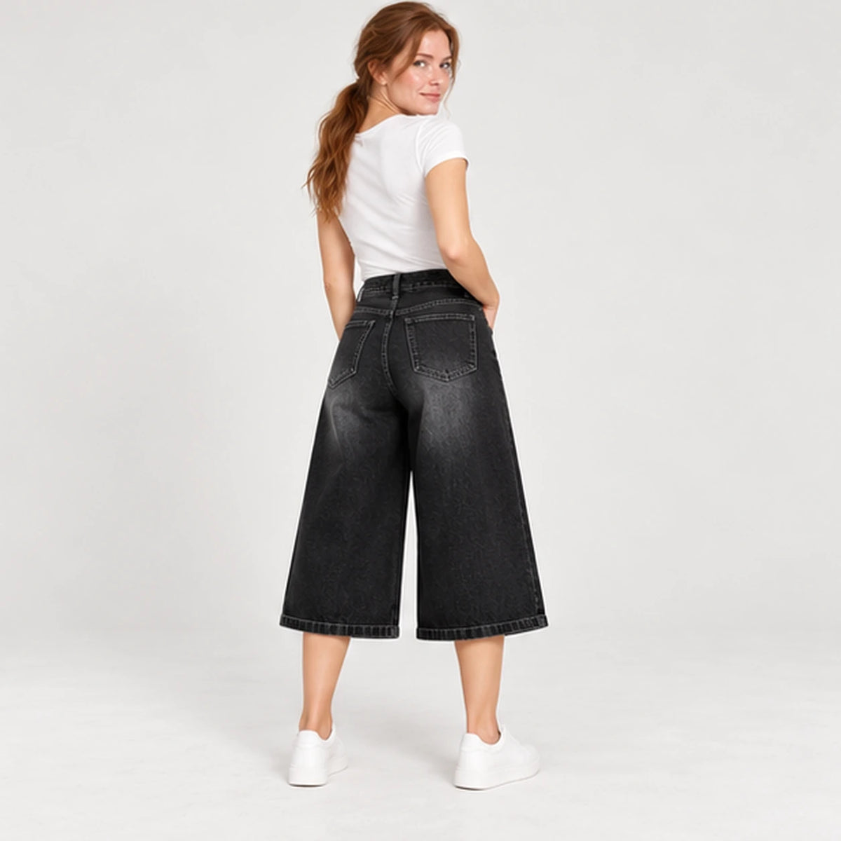 Jean corsaire noir taille haute et jambes larges, vue arrière portée en studio