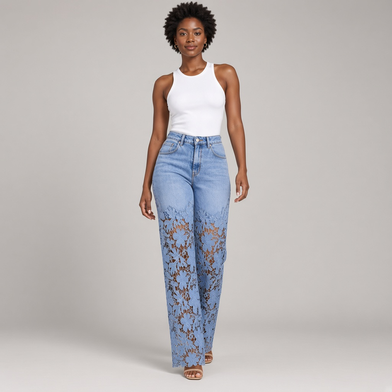 Jean droit bleu clair à dentelle florale ajourée, mannequin en marche vue de face