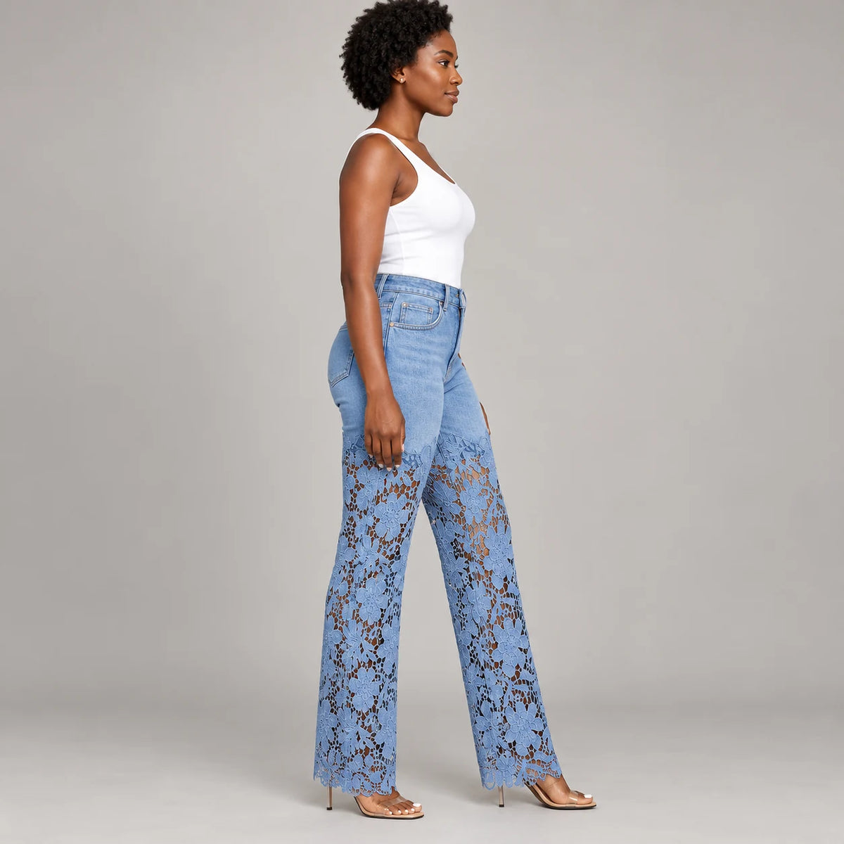 Jean bleu clair avec dentelle florale, vue trois-quarts