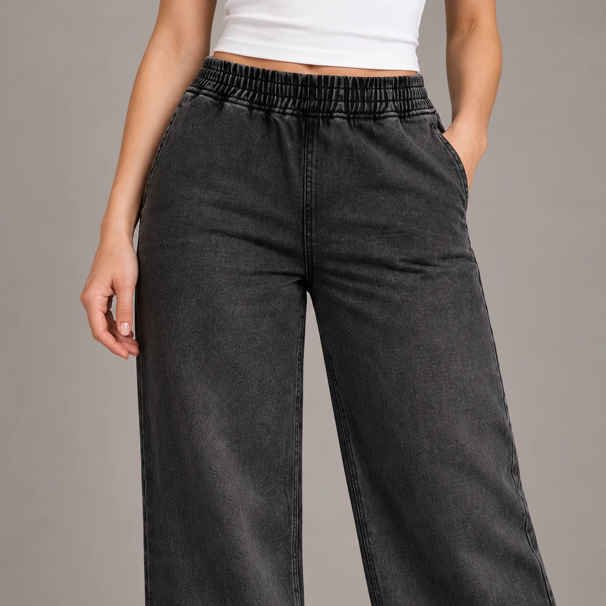 Détail de la taille élastique et du denim noir