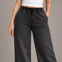 Détail de la taille élastique et du denim noir
