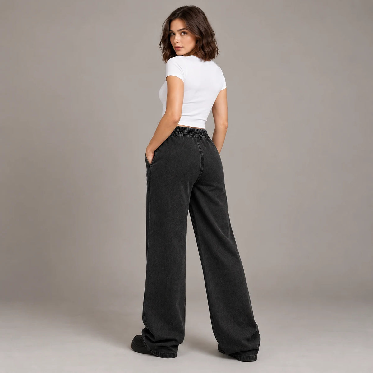 Jean droit noir à taille élastique, vue de dos