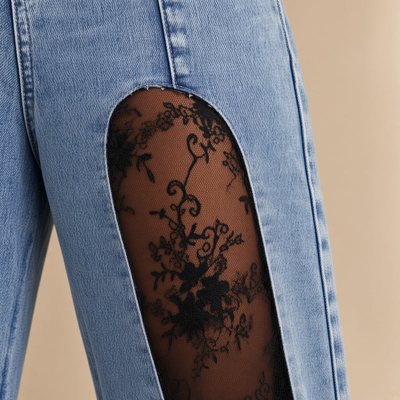 Détail de l'empiècement en dentelle noire du jean évasé – SAKIWÉ