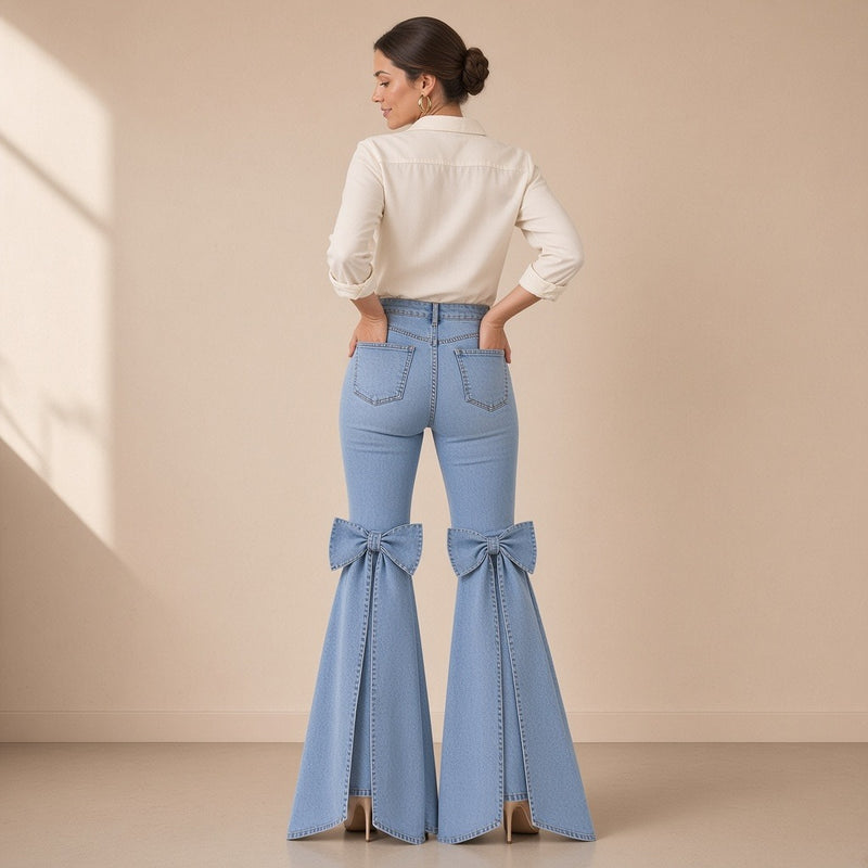 Vue de dos du jean flare bleu clair, mains dans les poches arrière : deux grands nœuds en denim derrière les genoux et longs pans jusqu’au sol